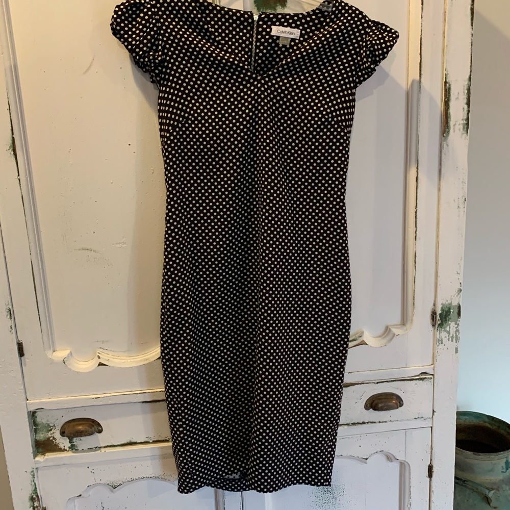 Calvin Klein v neck puppy cuff shoulder sleeve